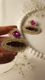گوشواره دستساز جواهردوزی با سنگ مربع سرخابی،سنگ مارکیز دودی،سرمه و نگین متری طلایی