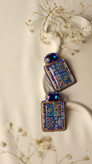 گوشواره دستساز جواهردوزی با پلاک رزین نقش کاشی،سنگ مستطیل آبی کاربنی،سرمه طلایی و نگین متری مولتی کالر آبی