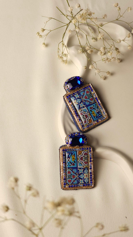 گوشواره دستساز جواهردوزی با پلاک رزین نقش کاشی،سنگ مستطیل آبی کاربنی،سرمه طلایی و نگین متری مولتی کالر آبی