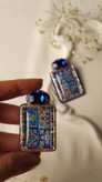 گوشواره دستساز جواهردوزی با پلاک رزین نقش کاشی،سنگ مستطیل آبی کاربنی،سرمه طلایی و نگین متری مولتی کالر آبی