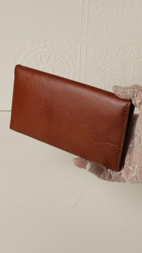 کیف پول زنانه چرم طبیعی دستدوز دارای 11 جای کارت،1 بخش مخصوص عکس،یک بخش زیپدار و یک بخش مخصوص اسکناس