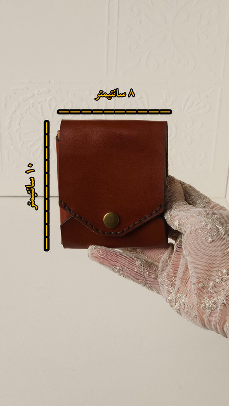 کیف پول جیبی چرم طبیعی دستدوز.دارای دو جیب کارت و یک جای مخصوص اسکناس در 6 رنگ جذاب