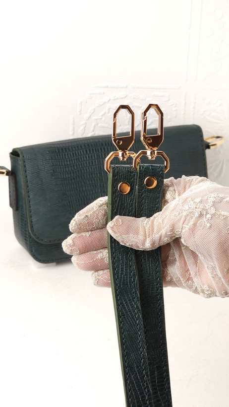 نمای یراق بند بلند کیف دوشی زنانه چرم طبیعی دستدوز سبز کله غازی با چرم طرح لیزارد